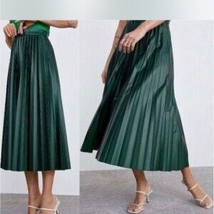 Elegant Emerald Green Faux Leather Pleated Skirt